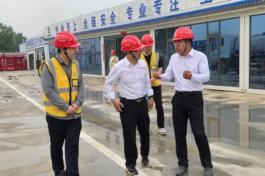 1752564922136169.jpg 公司黨委書(shū)記、董事長(zhǎng)高學(xué)武到啟動(dòng)區(qū)項(xiàng)目檢查指導(dǎo)工作.jpg